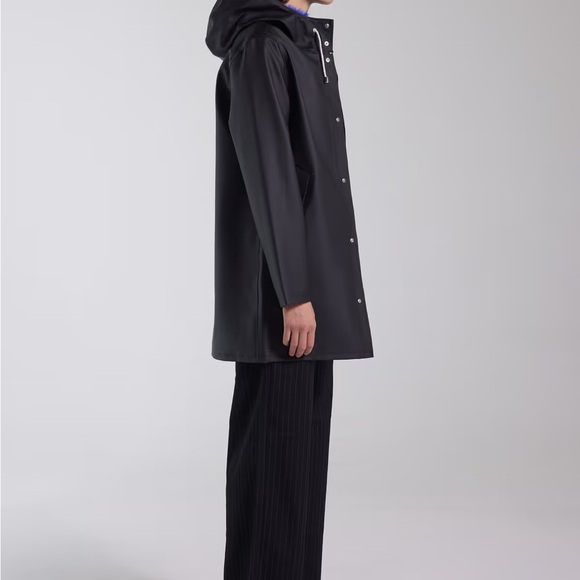 Stockholm Raincoat, Small Black | Stutterheim - Picture 4 of 7